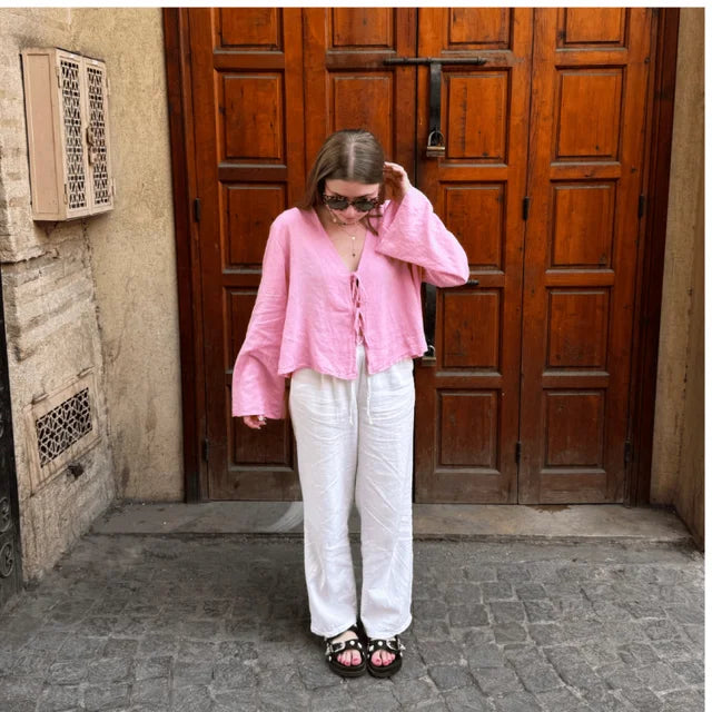 https://cdn.shopify.com/s/files/1/0822/8919/7383/files/Casual-Linnen-Strikshirts-Voor-Dames-Uitgehold-V-Hals-Blouses-Met-Lange-Mouwen-Tops-2024-Lente-Nieuwe.png_640x640_91a6515e-4976-4f8e-b90c-1fbdc55df80f.webp?v=1736069222