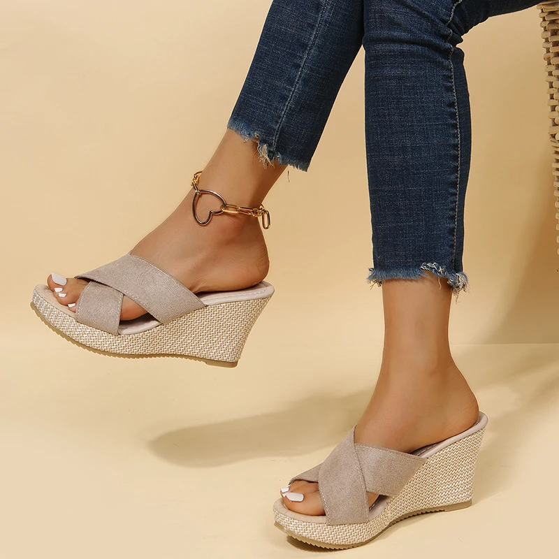 https://cdn.shopify.com/s/files/1/0902/1236/8707/files/Sandalias-de-cu-a-con-plataforma-para-mujer-zapatillas-informales-con-punta-abierta-chanclas-romanas-trenzadas.jpg_Q90.jpg__2.png?v=1739581134