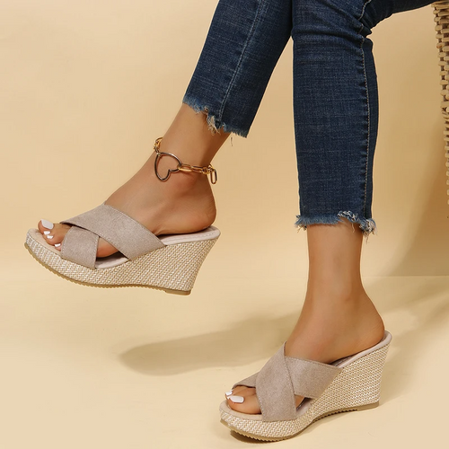 https://cdn.shopify.com/s/files/1/0902/1236/8707/files/Sandalias-de-cu-a-con-plataforma-para-mujer-zapatillas-informales-con-punta-abierta-chanclas-romanas-trenzadas.jpg_Q90.jpg__2.png?v=1739581134